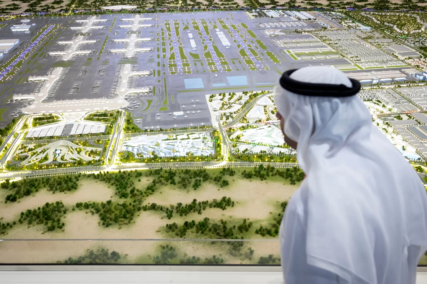 W Dubaju powstanie największe lotnisko świata. Ma obsługiwać do 260 mln pasażerów rocznie W Dubaju powstanie największe na świecie lotnisko. Zastąpi Międzynarodowy Port Lotniczy