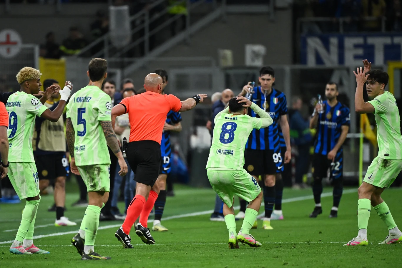 Szymon Marciniak w meczu Inter - FC Barcelona