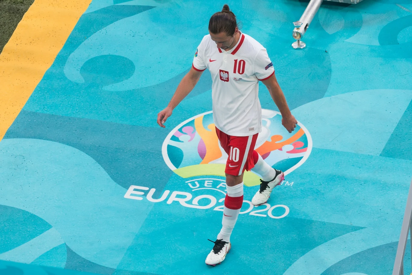 Grzegorz Krychowiak schodzi z boiska po tym, jak dostał czerowną kartkę w meczu ze Słowacją Grzegorz Krychowiak schodzi z boiska po tym, jak dostał czerowną kartkę w meczu ze Słowacją