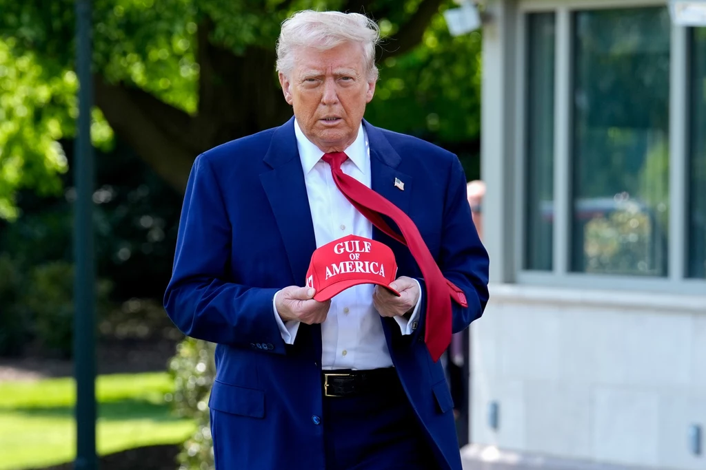 Prezydent USA Donald Trump pozuje z nową czapką Prezydent USA Donald Trump pozuje z nową czapką