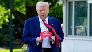 Prezydent USA Donald Trump pozuje z nową czapką
