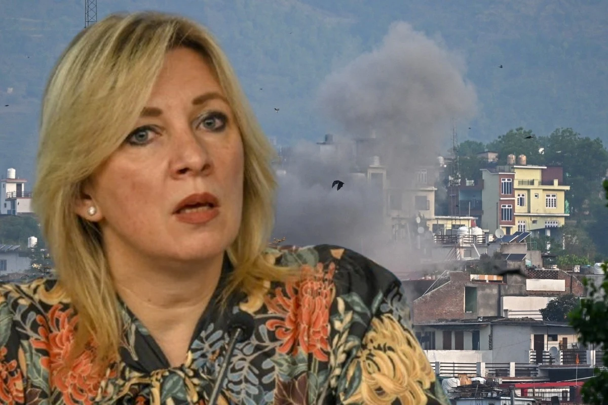 Rosja reaguje na atak Indii na Pakistan. Marija Zacharowa wzywa do "powściągliwości" Kobieta na pierwszym planie w kwiecistej bluzce, w tle miasto z budynkami, z wyraźnym dymem wskazującym na eksplozję.