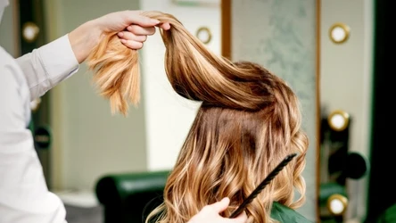 Tego lata najmodniejszą koloryzacją będzie karmelowy blond. 