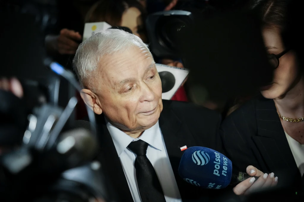 Prezes PiS Jarosław Kaczyński odpowiada na pytania dziennikarzy w Sejmie Prezes PiS Jarosław Kaczyński odpowiada na pytania dziennikarzy w Sejmie