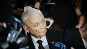 Prezes PiS Jarosław Kaczyński odpowiada na pytania dziennikarzy w Sejmie