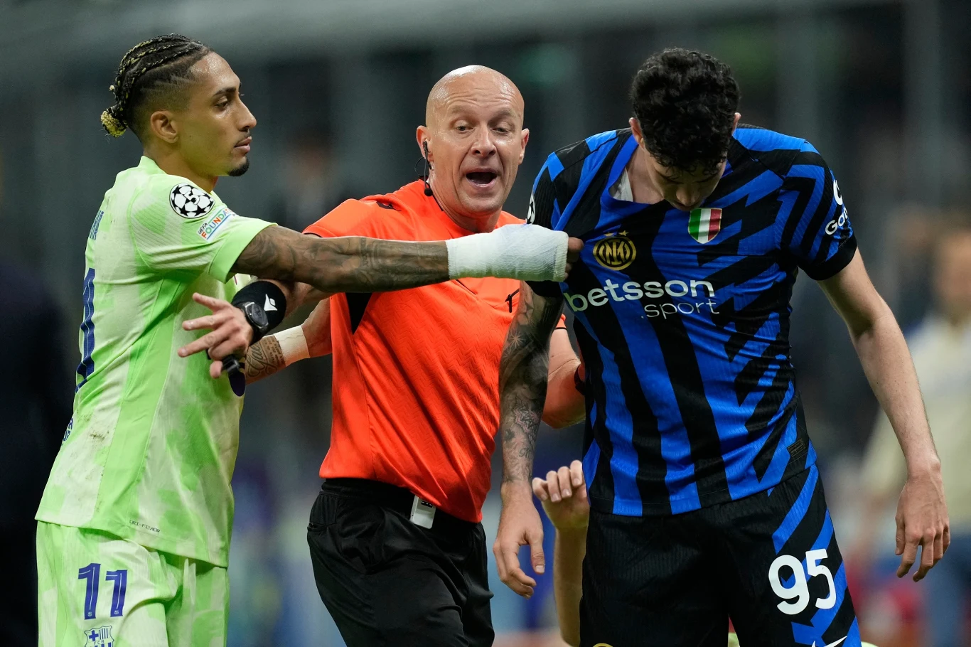 Marciniak rozdzielający Raphinhę i Bastoniego