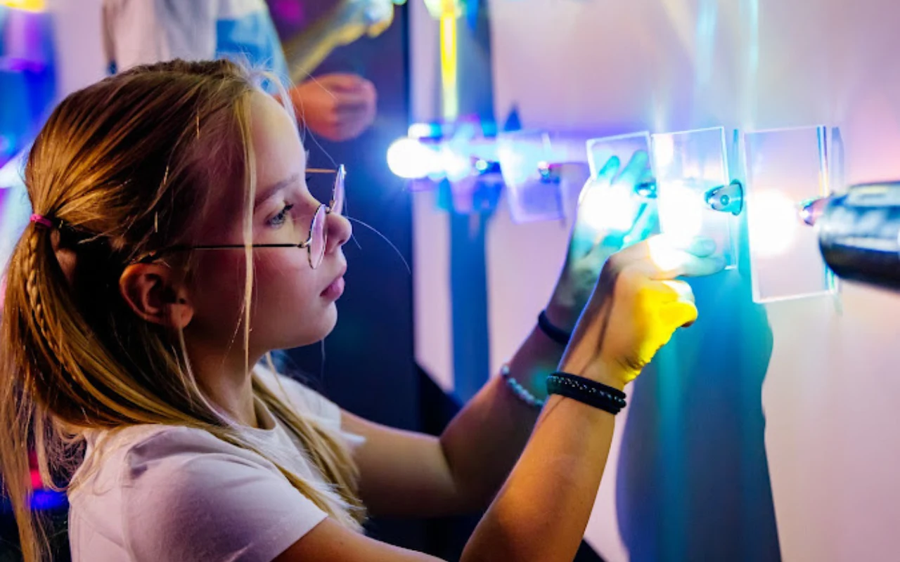 Funzeum w Gliwicach to przestrzeń pełna świateł, kolorów i dobrej zabawy. Jakie atrakcje czekają na odwiedzających?