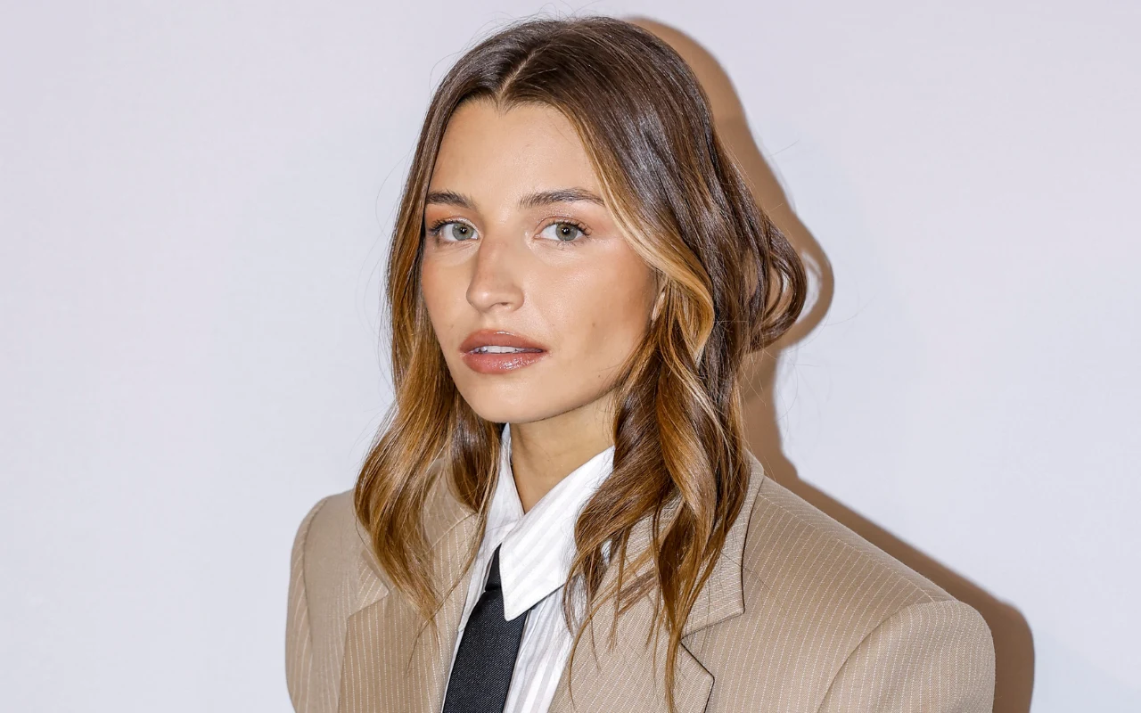 Julia Wieniawa stawia na naturalny wygląd. Jej brwi są bardzo w trendach