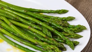 Ta reakcja organizmu zaskakuje. Chodzi o szparagi