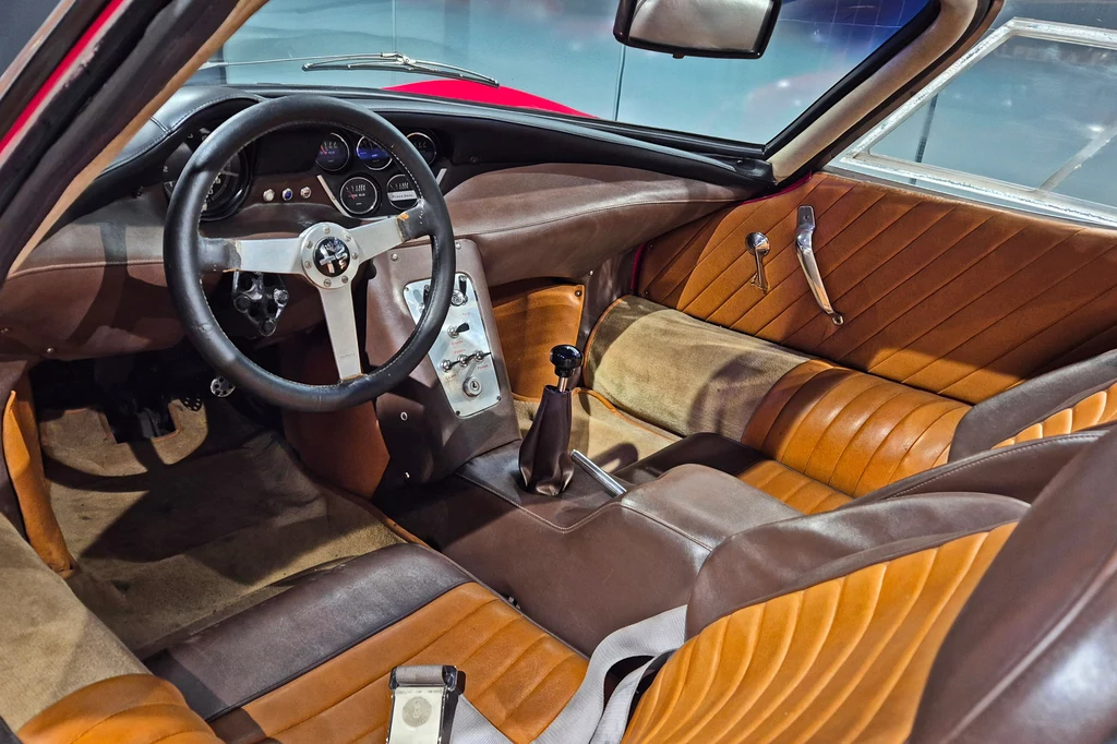 Wnętrze Alfa Romeo 33 Stradale do dziś robi duże wrażenie