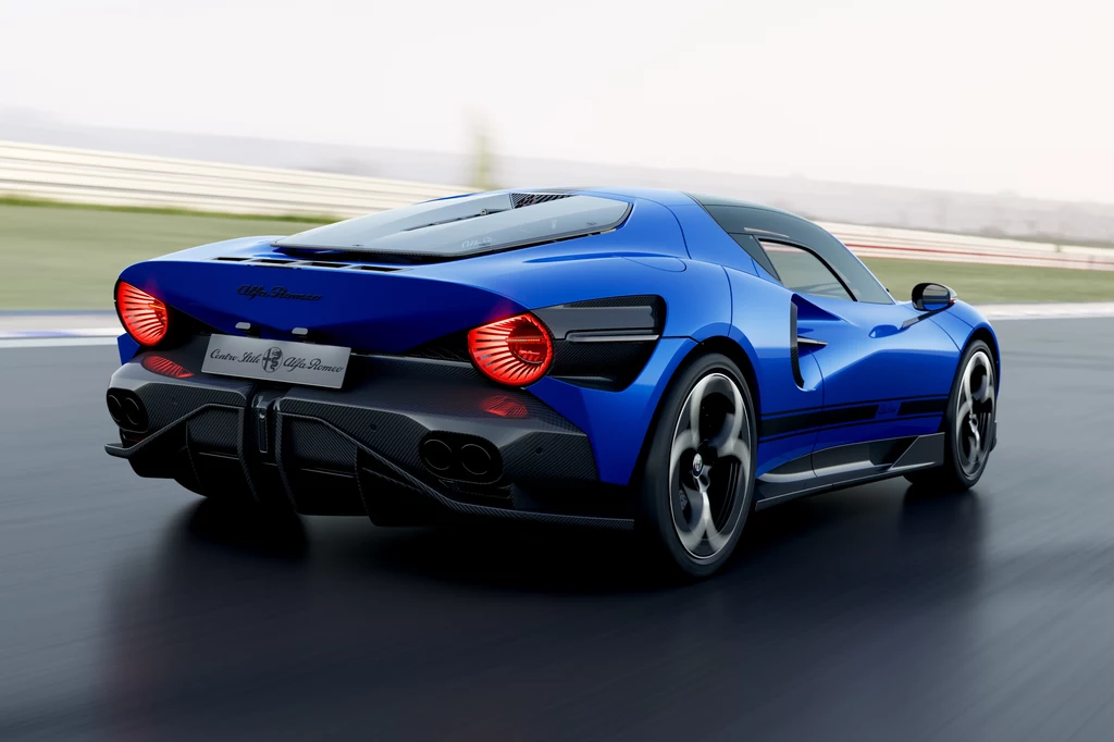 Alfa Romeo 33 Stradale Samochód sportowy w kolorze niebieskim jadący po torze wyścigowym. Elegancka sylwetka i nowoczesny design podkreślają jego prędkość i aerodynamiczność.