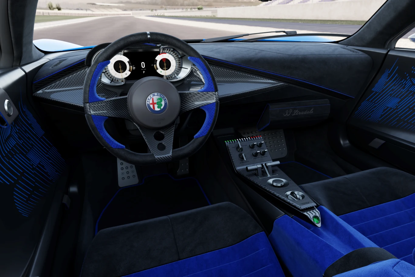 Wnętrze nowoczesnego samochodu sportowego z logo Alfa Romeo na kierownicy. Deska rozdzielcza i fotele wykończone eleganckim, niebiesko-czarnym materiałem. Centralny panel sterowania z nowoczesnymi elementami.