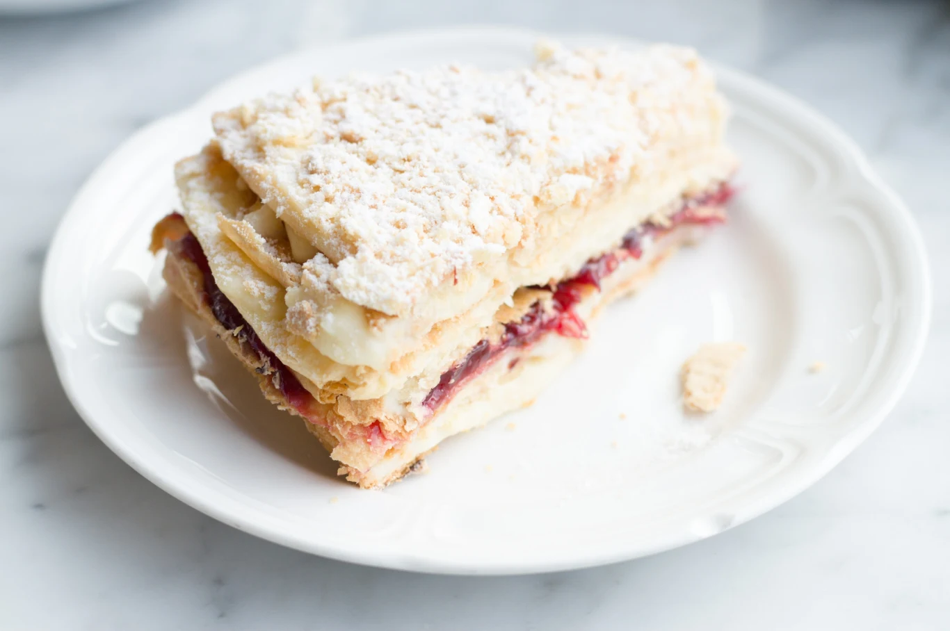 Proste ciasto można zrobić z gotowych arkuszy ciasta francuskiego Proste ciasto można zrobić z gotowych arkuszy ciasta francuskiego