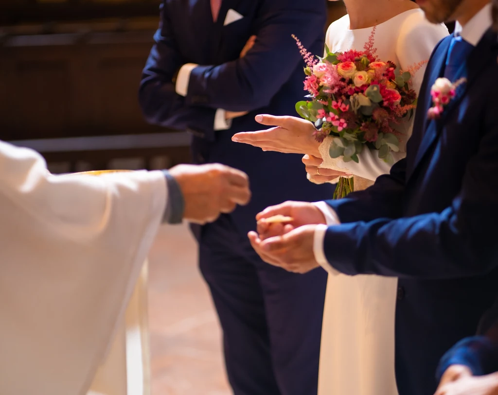Czy będąc świadkiem na ślubie mamy obowiązek przyjęcia komunii? Czy będąc świadkiem na ślubie mamy obowiązek przyjęcia komunii?