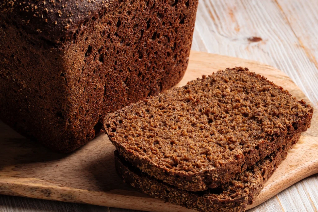 Jak wygląda i jak smakuje pumpernikiel? Czy jest zdrowy? Odpowiadamy