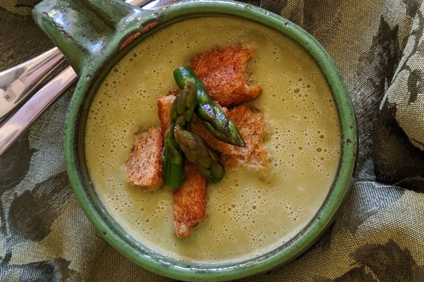 Zupa krem ze szparagów to źródło kwasu foliowego oraz witamin C i E