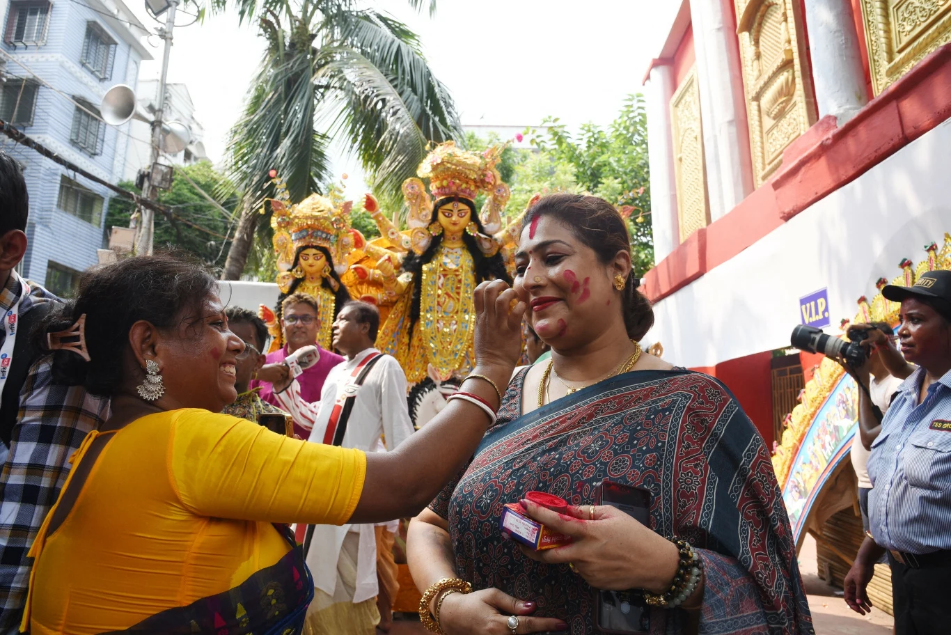 Kobiety nakładają sobie nawzajem sindur po modlitwie przed posągiem hinduskiej bogini article cover