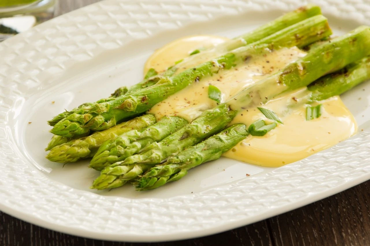 Sos holenderski dodaje smaku i soczystości szparagom