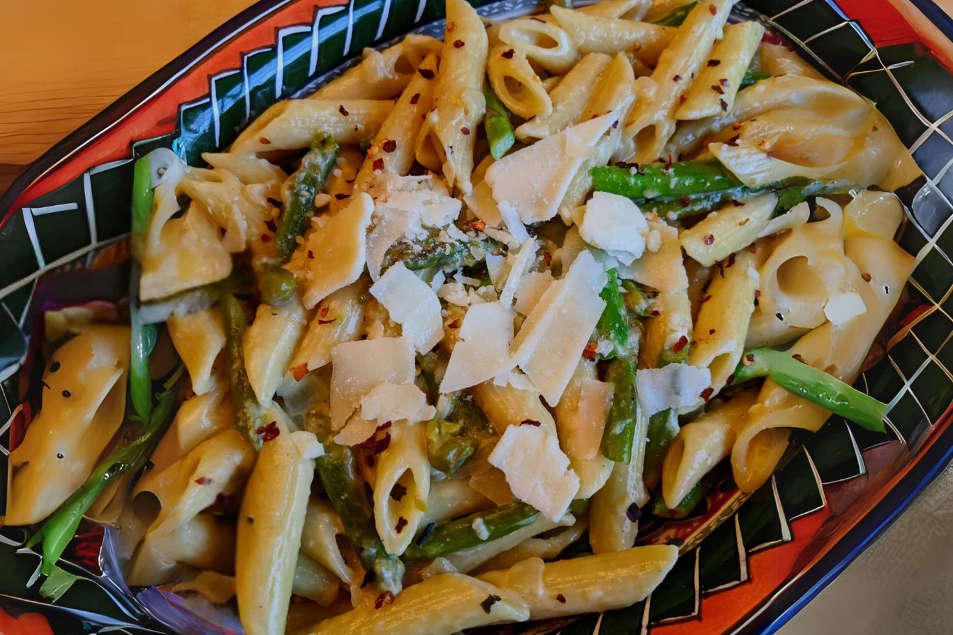 Makaron ze szparagami i kurczakiem to idealny wiosenny obiad