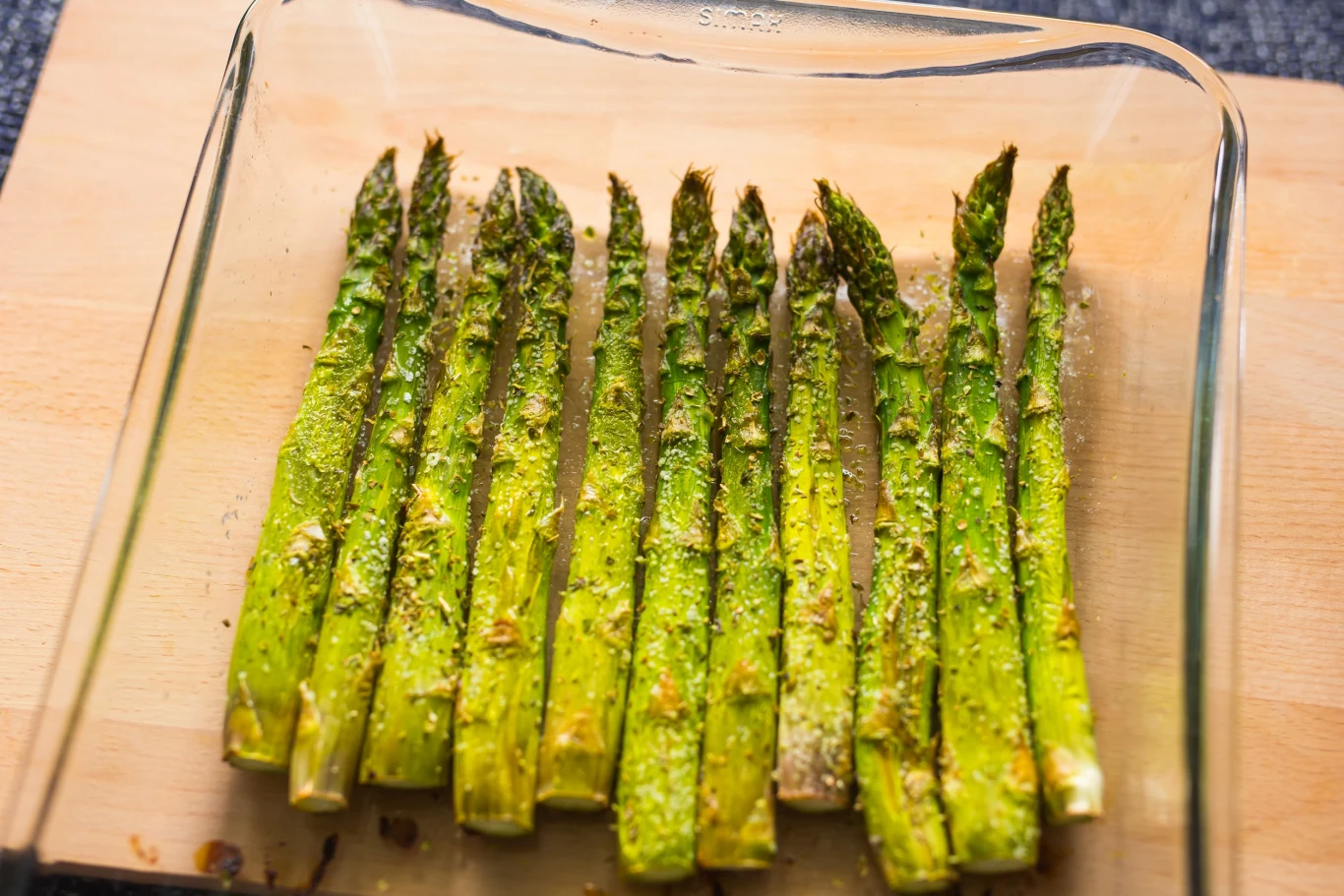 Nie trzeba tylko gotować szparagów. Można je też upiec