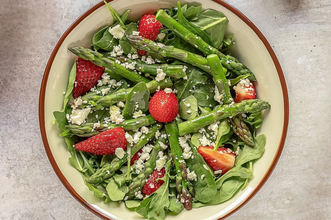 Szparagi i truskawki to wyjątkowo smaczne połączenie