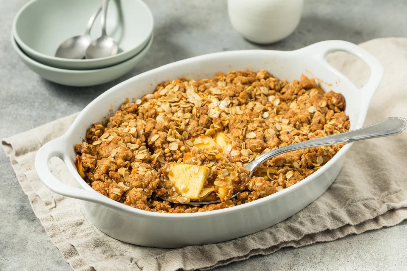 Deser z jabłkami, który bije na głowę klasyczną szarlotkę. Sekretem jest chrupiąca kruszonka z płatków owsianych. Jak ją przygotować?