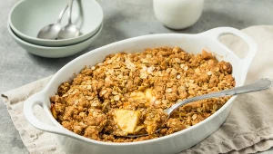 Bije na głowę nawet tradycyjną szarlotkę. Ten chrupiący deser z jabłkami stanie się twoim ulubionym