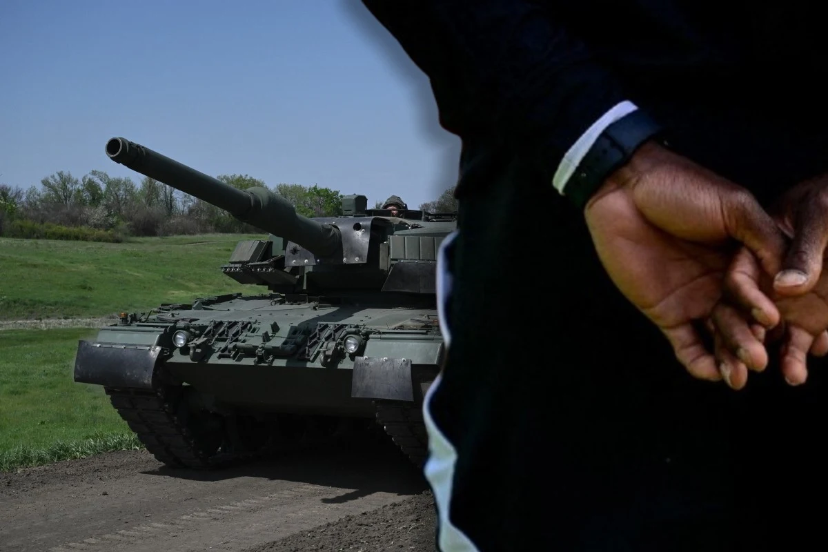 Młody Togijczyk walczył po stronie Rosjan. Ujawnił, jak trafił na front (zdj. ilustracyjne) Czołg na otwartym trawiastym terenie, z przodu pojazdu widoczny bok człowieka z założonymi z tyłu rękoma. Tło przedstawia zielone pole i drzewa.
