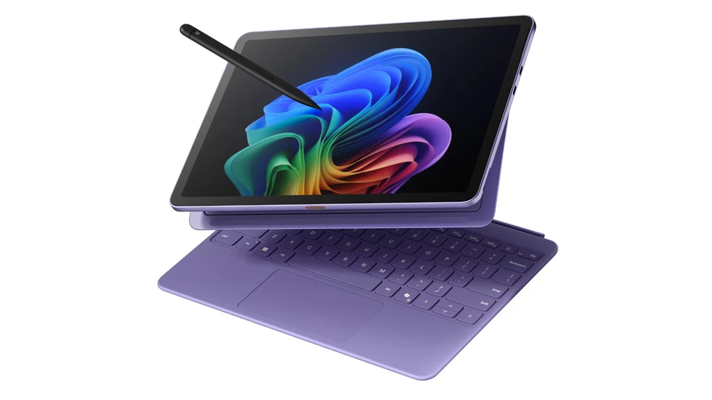 Microsoft Surface Pro z 12-calowym ekranem, Tablet w kolorze fioletowym z wyświetlaczem pokazującym wielobarwną grafikę. Stylus unosi się nad ekranem, podkreślając funkcję dotykową urządzenia. Tablet jest połączony z klawiaturą, sugerując możliwość używania go jako laptopa.