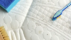 Nie kupuj nowego materaca. Wystarczy, że wyczyścisz swój tym tanim patentem