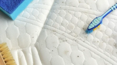 Jak wyczyścić materac w domu? Warto w tym celu sięgnąć po sodę oczyszczoną, która wykazuje liczne właściwości.