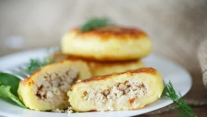 Smaczne kotlety ziemniaczane wypełnione mięsnym farszem