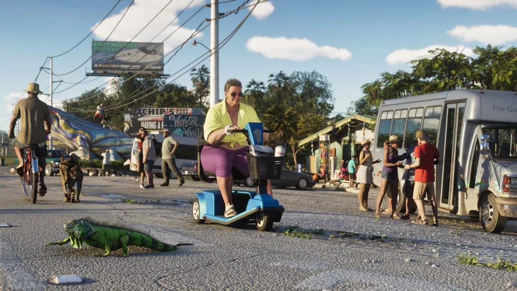 GTA VI na pierwszych zrzutach ekranu. Kobieta na niebieskim skuterze elektrycznym przedzierająca się przez ulicę, gdzie na drodze znajduje się iguana. W tle mieszkańcy miasta, w tym mężczyzna na rowerze i osoby przy straganie.