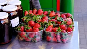 Zakaz dotykania truskawek na straganach