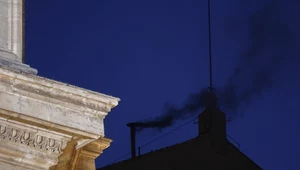 Czarny dym nad kaplicą. Zakończyło się pierwsze głosowanie kardynałów