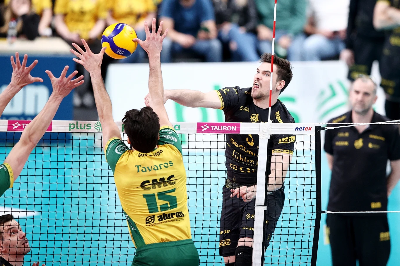 Atakuje Mikołaj Sawicki, blokuje Miguel Tavares