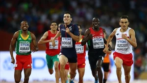 Mohammed Aman (z lewej) i Adam Kszczot (z prawej) w półfinale MŚ w Pekinie. Polak zdobył wtedy srebro, Etiopczyk został zdyskwalifikowany