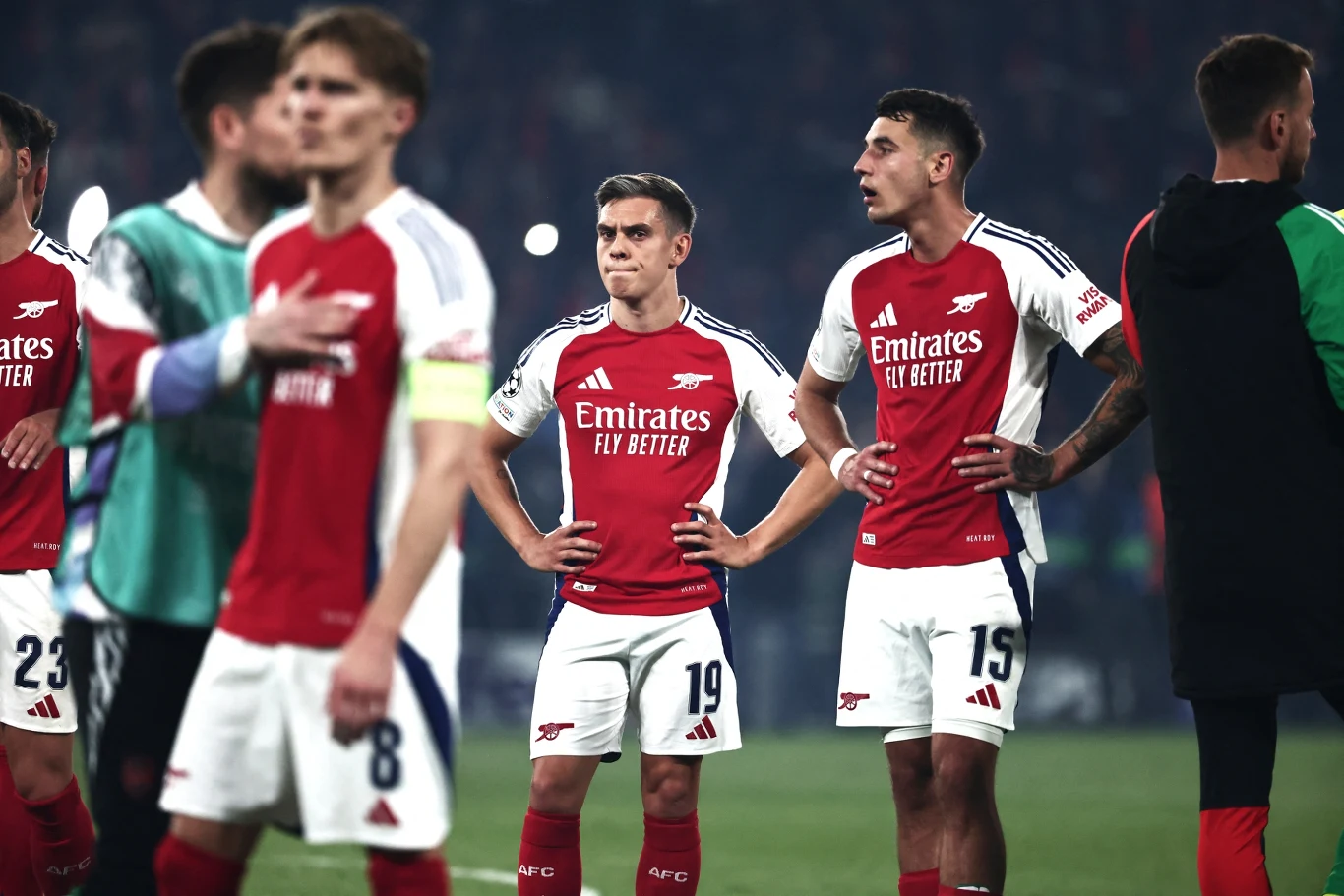 Jakub Kiwior i jego koledzy z Arsenalu nie mieli powodów do radości po rewanżowym starciu z PSG