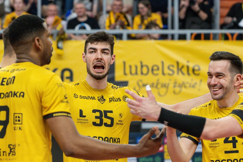 Siatkarze Bogdanki LUK Lublin, z prawej Marcin Komenda, obok Kewin Sasak i Wilfredo Leon
