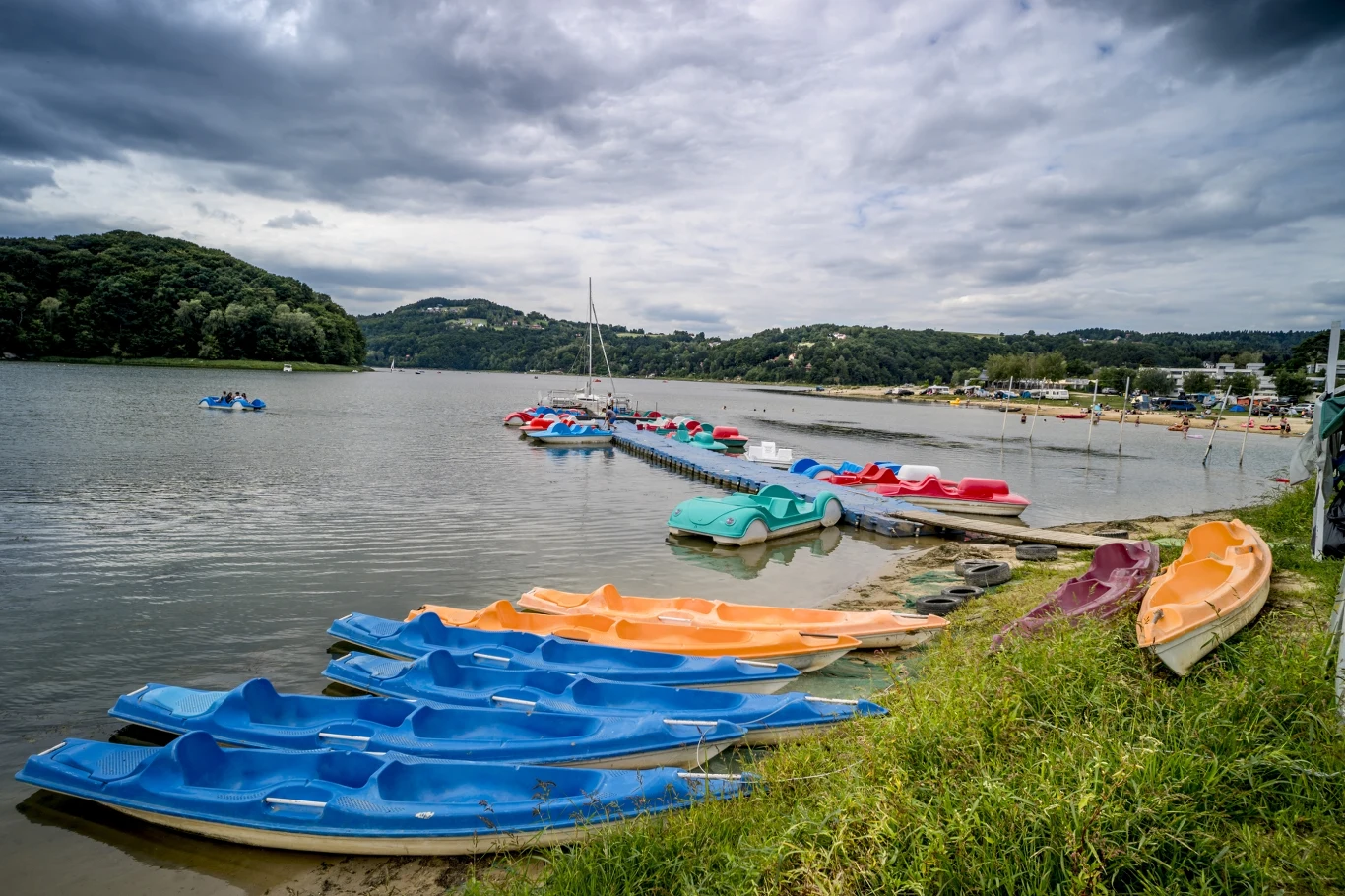 Coraz więcej turystów docenia walory rekreacyjne i turystyczne Jeziora Rożnowskiego. 