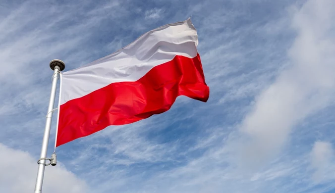 Dlaczego 8 maja wszędzie wywieszone są flagi Polski?