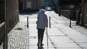 Zasiłek opiekuńczy na rodzica. Tyle wynosi w 2025 roku, nie wszyscy dostaną