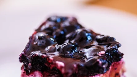 Jagodowa chmurka to ciasto bez pieczenia, które robi się szybko i łatwo. 