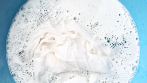 Moja babcia zawsze tak wybielała tkaniny. Zrób to z białą koszulą, a będzie jak nowa 