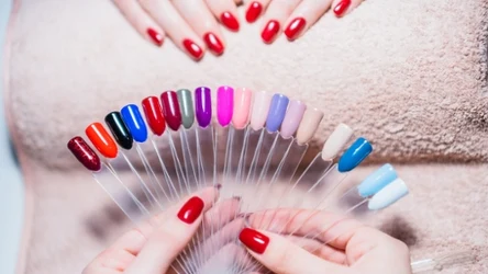 Chcesz mieć modne paznokcie na lato 2025? Postaw na cytrynowy manicure