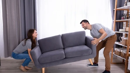 Szare i beżowe sofy często zastępuje się innym kolorem. 