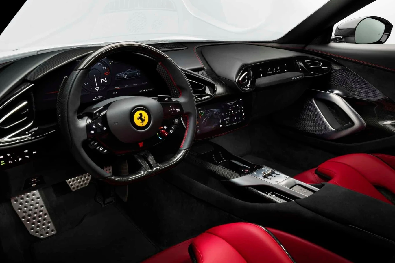 Eleganckie wnętrze luksusowego samochodu z czarno-czerwonymi siedzeniami, nowoczesną deską rozdzielczą oraz kierownicą z logo Ferrari.