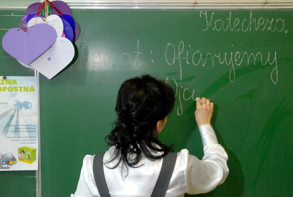 Religia w szkołach. Lekcji będzie mniej, katecheci stracą pracę. "To uderzy głównie w kobiety - żony i matki" Religia w szkołach. Lekcji będzie mniej, katecheci stracą pracę. "To uderzy głównie w kobiety - żony i matki"