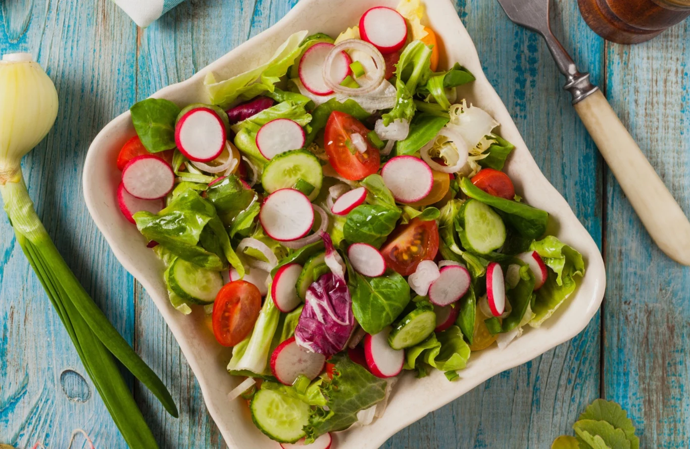 Prosta, wiosenna sałatka pełna chrupiących warzyw Prosta, wiosenna sałatka pełna chrupiących warzyw