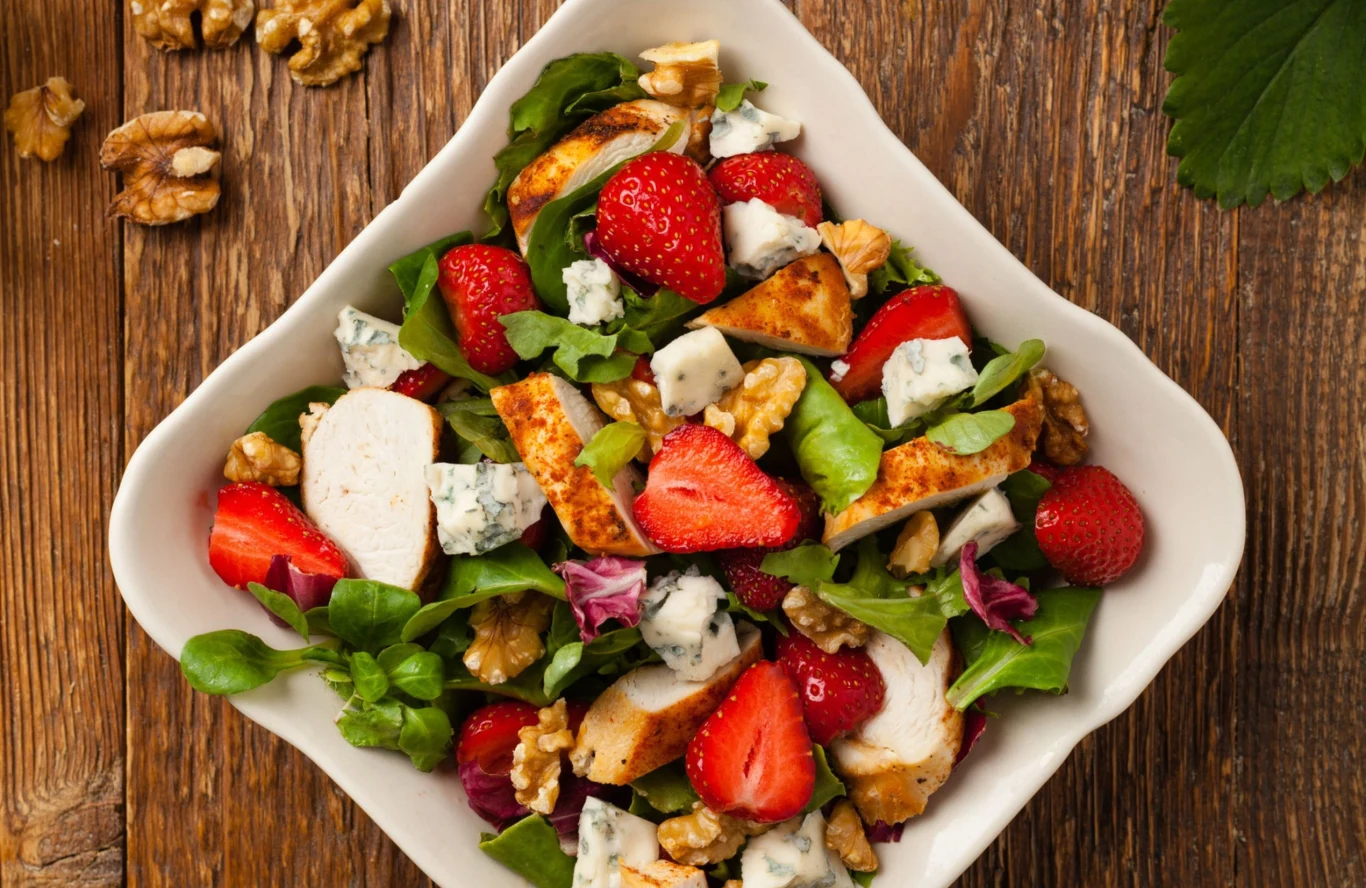 Sałatka z dodatkiem kurczaka i świeżych truskawek Sałatka z dodatkiem kurczaka i świeżych truskawek